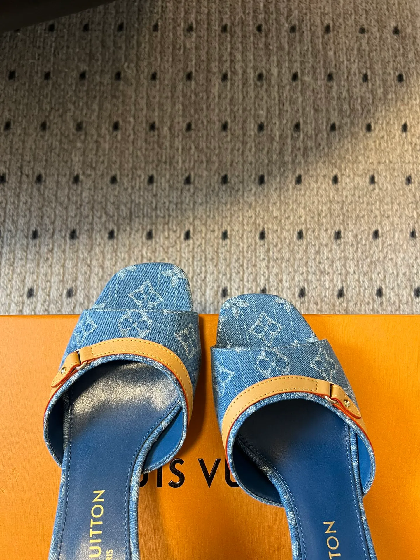 👟👟Ex-factory price 480👟👟 * 25ss spring and summer new style black and white three-color cat-heeled flat sandals. It is difficult not to doubt whether it borrowed from the Tang Dynasty's Tang Sancai as a basis and innovated it into the classic LV logo. It used color and the large area of ​​the upper as a contrast to create a white or black three-color element style on the upper, creating another classic style! Super greasy on feet! Indescribable fashion! It’s easy to match every day, and it’s very relevant to the changes and development of the times! Kitten heels are super easy to wear and give your feet a full summer vibe! Material: Original customized fabric Lining: Cow lining Outsole: Genuine leather outsole imported from Italy Shoe size: 35-41 (40.41 customized non-returnable